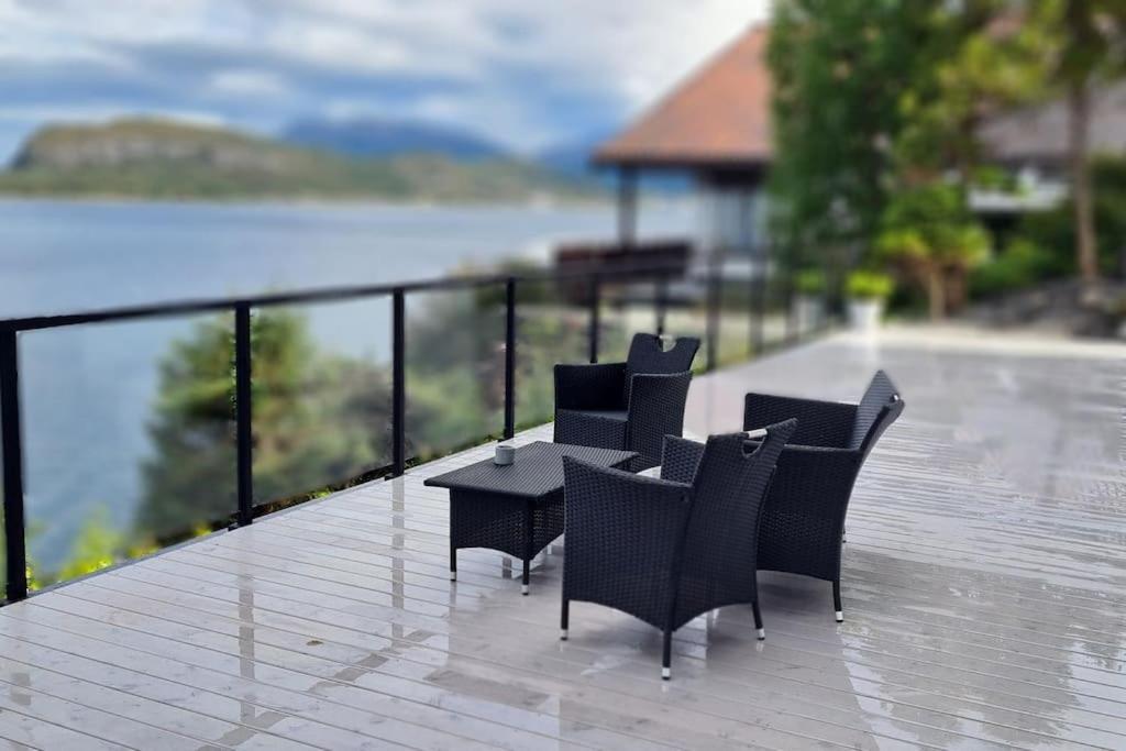 Villa Fjord View In Centre With Parking